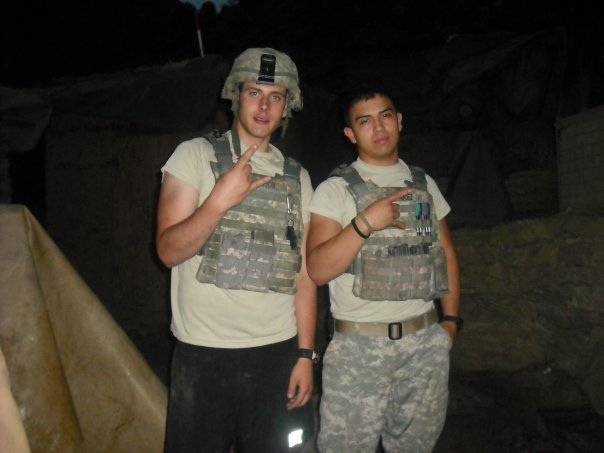 7/ Eight US soldiers were killed that day, and every one of them died trying to help or save their brothers in arms. The first was Pfc. Kevin Christopher Thomson, who ran out to man his station in the mortar pit. That's him on the left with  @DanielRod_83