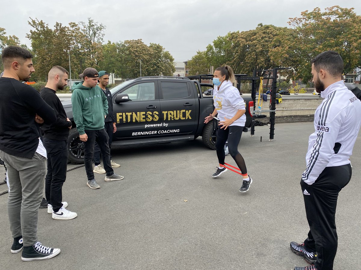 DVolksheimer's tweet photo. Heute 1.Termin des IKK-Azubi-Projekts bei Schott. @Berningercoaching fuhr mit dem Fitnesstruck vor und traf auf motivierte Auszubildende der Firma Schott. Die TN erhielten zuvor ihre Testergebnisse aus der Kick-Off Veranstaltung und im Anschluss ging es zum Functional-Training 💪🏼 https://t.co/VVz4VQfMMU