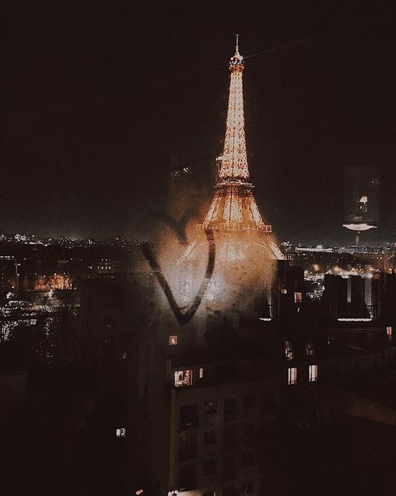 KatanaHugo's tweet image. Goodnight friends - 
The Eiffel Tower at night, seen from a window.
#photos #photography #Paris #eiffeltower