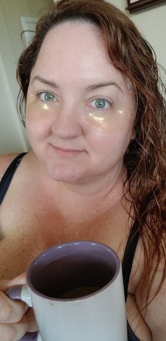 These gold under eye patches dry SO tight! But I don't notice much difference after lol. It does feel<a href="/tag/letsplayagame"class="tags"><span>#letsplayagame</span></a>