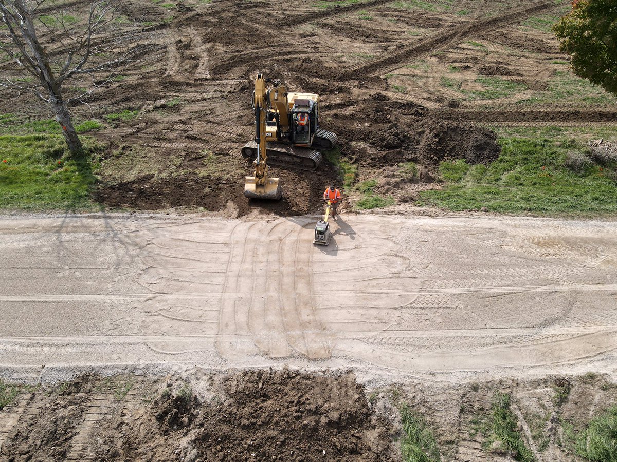 Quick little road crossing to have a better outlet upstream. We got under the fibre cable and gas line safely, and the guys did a great job getting the road back in shape 👍