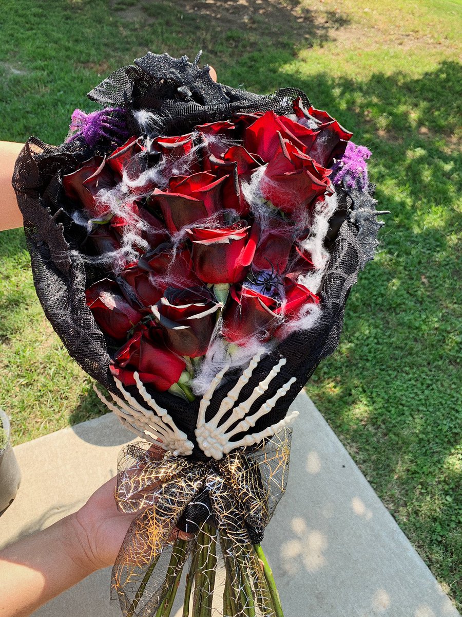 melanie_0328's tweet photo. Happy Spooky Season 👻 Here’s a spooky bouquet I made today 🕸🕷 
IG: comolaflor_bymel https://t.co/oH8WeR9f1j
