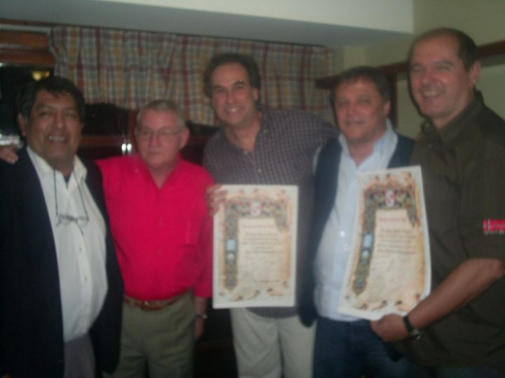 CirculoSocioCAI's tweet photo. Hace 9 años la agrupación #IDENTIDADROJA les hacia un reconocimiento a dos hinchas del #Rojo Gustavo Lutteral y @Pablo_Vignola Pablo_Vignola de izq. a derecha gran Jefe #NegroGalvan #LuisRicardoNicora #Lutteral #DanielBertoni Y #vignola. #Independiente #Rojo #TodoRojo #ReyDeCopas https://t.co/oVfFPyZMex