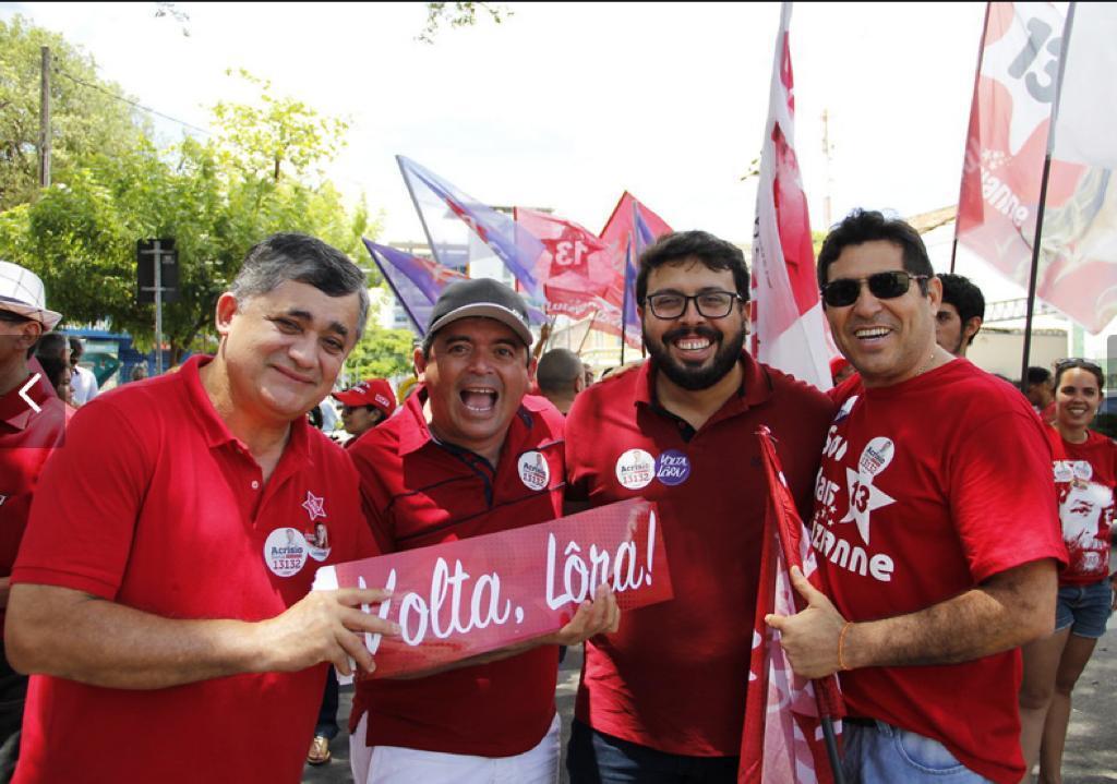Vladyson's tweet photo. A foto é de 2016, mas o desejo é atual: VOLTA, LORA! #tbt
#loratocontigo #voltalora #vote13 #luizianne #vladyson https://t.co/6eDe4u8ktm