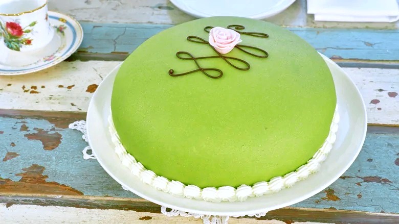 The Style Of North 北欧情報サイト スウェーデンのお菓子と言えば セムラが有名ですが こちらのプリンセスケーキもパーティによく登場する伝統スイーツです スポンジケーキをマジパンで包んだもので 緑 白 ピンクなどカラーもさまざま ちょっと甘