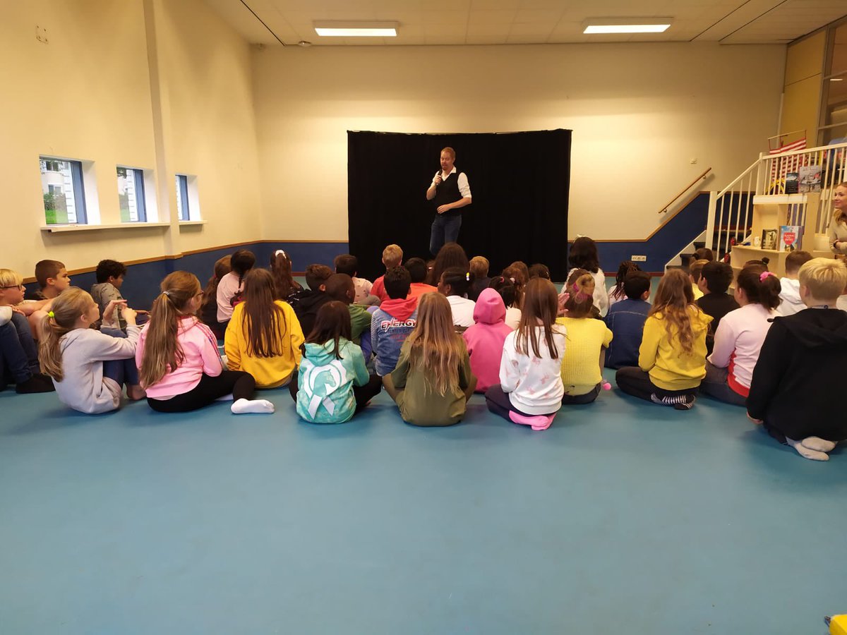 obscaleidoscoop's tweet photo. De groepen 1 t/m 6 kregen vandaag bezoek van verhalenverteller Rudolf Roos. De verhalen stonden helemaal in het teken van de Kinderboekenweek 2020. #kbw2020 #entoen? #verhalenverteller https://t.co/2fjasHsvjn