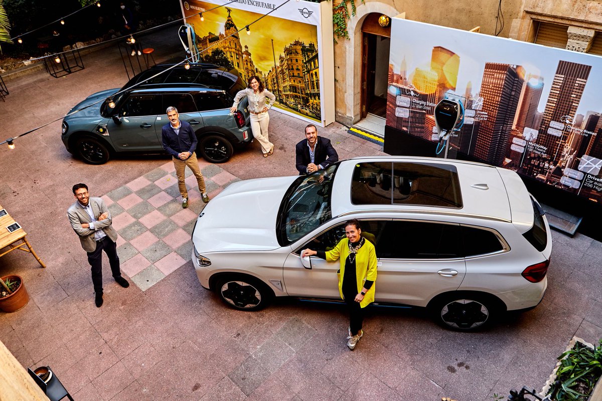 Pilargpuebla's tweet photo. Hoy hemos culminado nuestra presentacion de la estrategia de sostenibilidad de #BMWGroup en España y en el mundo. Un trabajo en equipo de un gran equipo. En esta foto algunos de ellos con nuestro flamante #BMWiX3, única unidad en España y el #MINIPHEV. #electrifyou https://t.co/iGCfKc11FJ