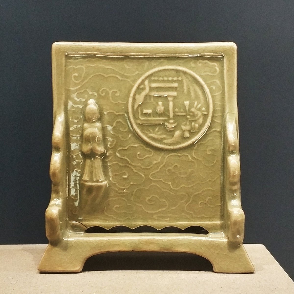 MuseeCernuschi's tweet photo. Bonne #Fetedelalune à tous ! 🌝 
中秋节快乐 !

L'occasion de vous présenter une œuvre du nouveau parcours du musée : un écran de table figurant la déesse de la #lune Chang'e avec le lièvre de jade, datant de la dynastie Ming (1368-1644).

📷 © Musée Cernuschi

#midautumnfestival https://t.co/DoGbNQa7rf