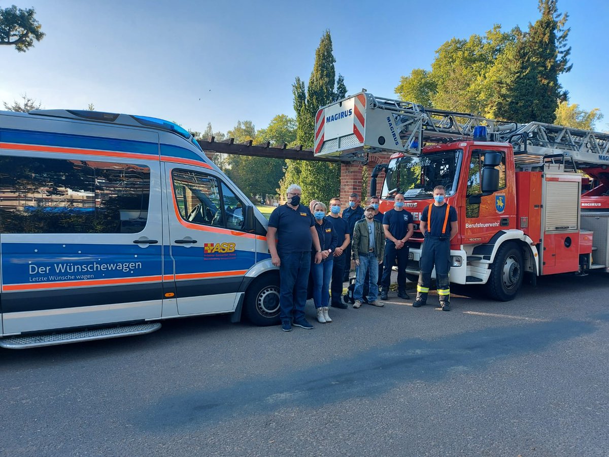 Heute Nachmittag unterstützten wir den #Wünschewagen des #ASB aus #Rostock, um einen Herzenswunsch zu erfüllen und ermöglichten die Besichtigung der Sternwarte der #Volkshochschule #Schwerin. Es war für alle ein emotional sehr bewegender Nachmittag.
#vhs #wirfürmv