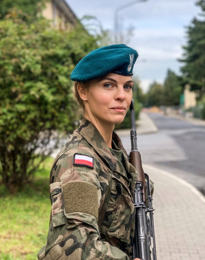 anyabroo's tweet photo. Szeregowa Brożek 😮 wraz z niemal setką najlepszych sportowców z całej Polski wspinacze sportowi wstąpili w szeregi Wojska Polskiego 🇵🇱 mam nadzieję, że niebawem będziemy mieć okazje reprezentować WP na zawodach sportowych ✊🏼

@PolandClimbing 
@SPORT_GOV_PL https://t.co/CO00kstiaj