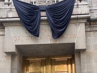 Hoy es un día triste para la justicia y preocupante para el país. La Suprema Corte de Justicia de la Nación se doblegó ante el poder presidencial. La aprobación de la consulta es tan abiertamente contraria a la ley que ya podemos esperar cualquier cosa.