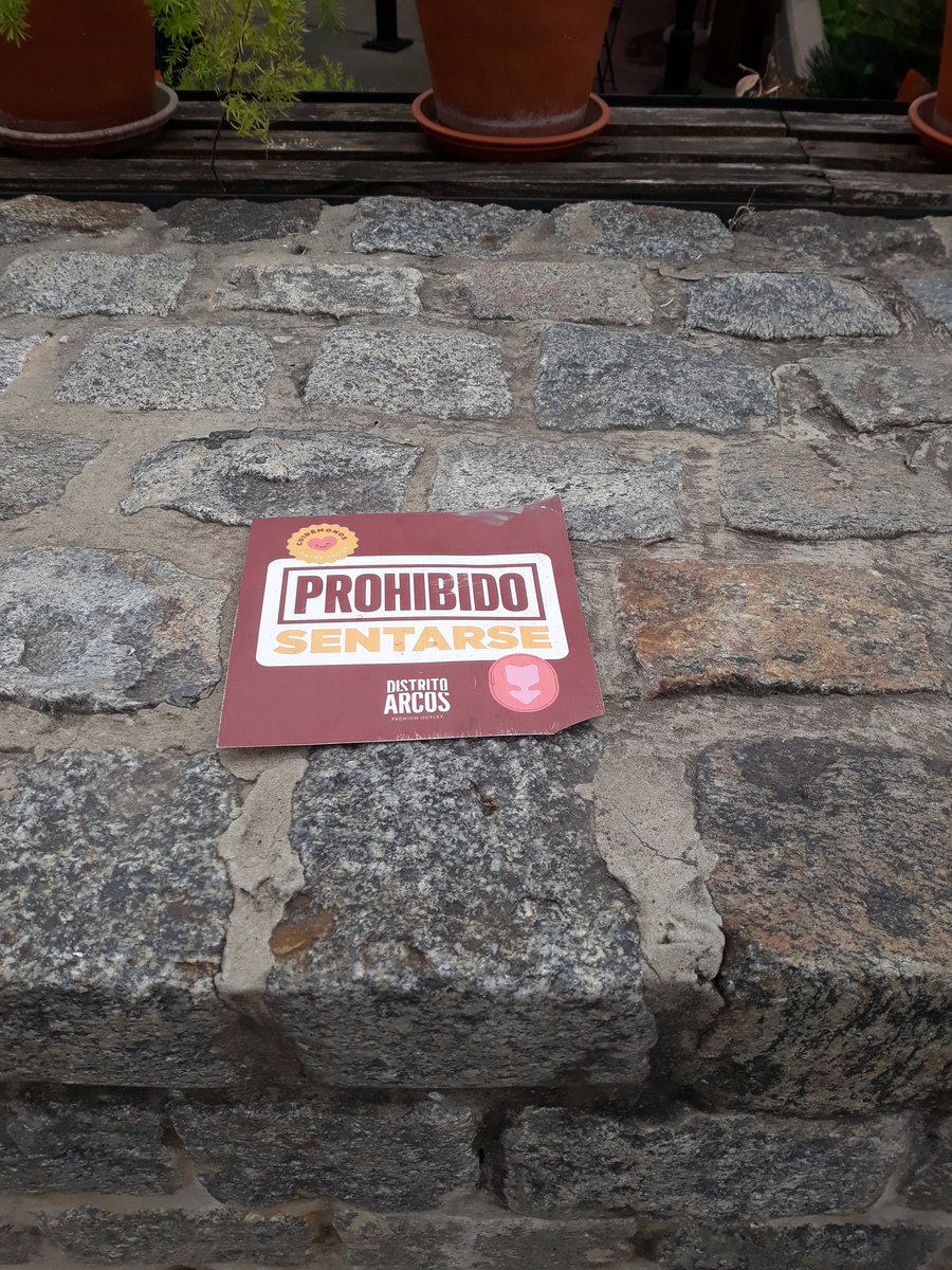 LupeMartin75's tweet photo. ¿¿Alguien me explica esta medida de prevención?? Espacio abierto. Enloquecieron todos y lo peor es que la sociedad acepta mansamente. #DistritoArcos https://t.co/cCkjTn9qVt