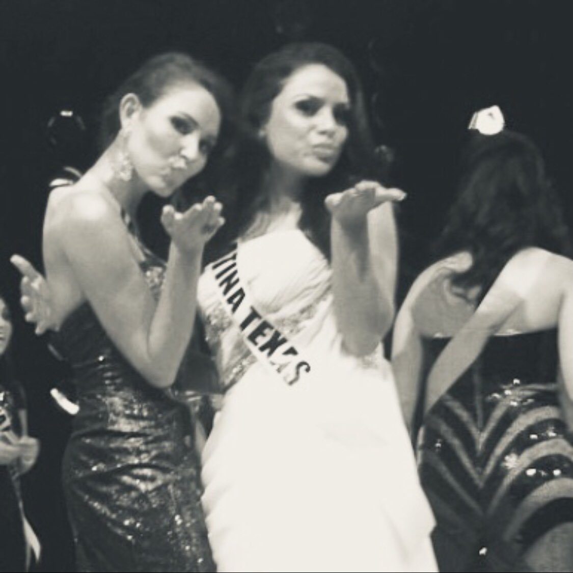 poppyips's tweet photo. Happy birthday to this babe!! 🍾 🥳 🎊

BTW - We need updated pics together 😂

#LatinaBabes #Roomies #PageantLife #LatinaQueens #Queens #SisterQueens #Latinas #OklahomaAndTexas #MissOklahoma #MissTexas #MissLatina https://t.co/EnVwJ4MAzc