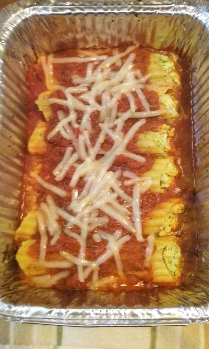 MadamSarcastra's tweet image. I&apos;m late, don&apos;t get me started.  #PCprobs 😒  

Anyhoo, I&apos;ll start with what I made yesterday:

#Vegan #Manicotti 😍

Now, it&apos;s rare when I use 2 block of #tofu in the same month let alone the same day! 🤣

This batch went to my buddy. 👍

#VeganRecipeHour