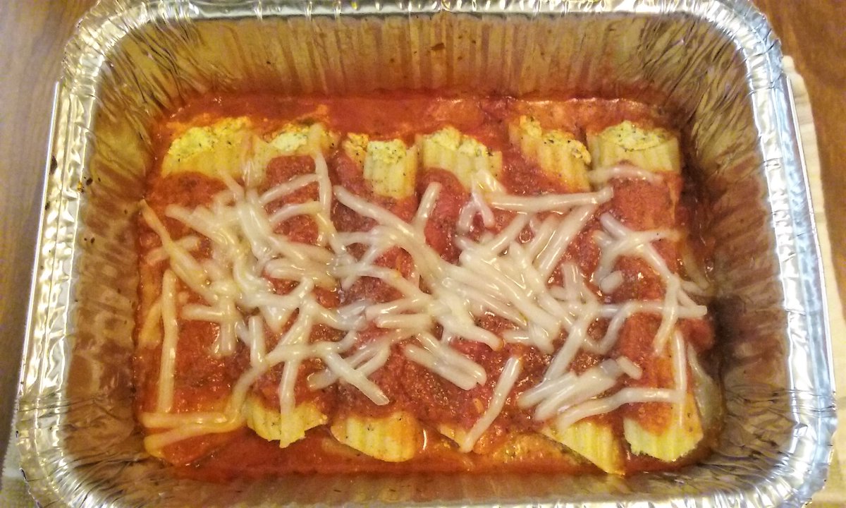 MadamSarcastra's tweet image. I&apos;m late, don&apos;t get me started.  #PCprobs 😒  

Anyhoo, I&apos;ll start with what I made yesterday:

#Vegan #Manicotti 😍

Now, it&apos;s rare when I use 2 block of #tofu in the same month let alone the same day! 🤣

This batch went to my buddy. 👍

#VeganRecipeHour