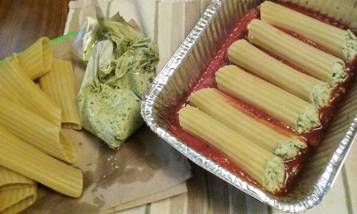 MadamSarcastra's tweet image. I&apos;m late, don&apos;t get me started.  #PCprobs 😒  

Anyhoo, I&apos;ll start with what I made yesterday:

#Vegan #Manicotti 😍

Now, it&apos;s rare when I use 2 block of #tofu in the same month let alone the same day! 🤣

This batch went to my buddy. 👍

#VeganRecipeHour