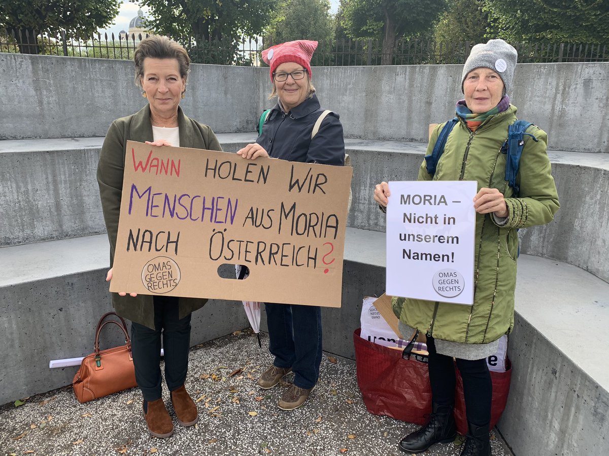 ruth_wer's tweet photo. @OMASGEGENRECHTS Gabi #Heinisch-Hosek von den @SPOE_Frauen war gestern vor Ort. Danke an die wunderbaren @OMASGEGENRECHTS f ihren unermüdlichen Einsatz f #Menschlichkeit u #Solidarität https://t.co/r7quahhkLW