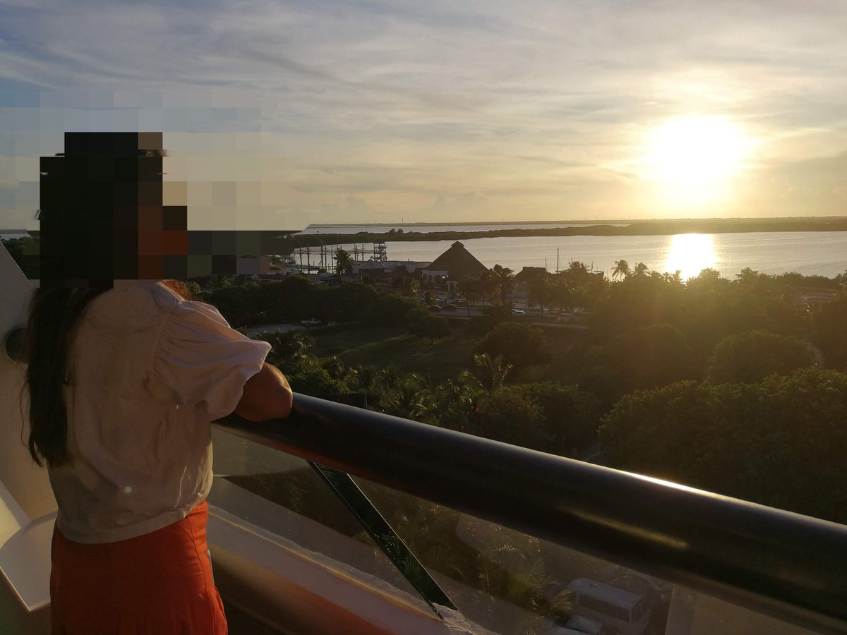 Andy_Brant0910's tweet photo. ¡Una belleza admirando otra belleza! Los atardeceres en este lugar son medicina para el alma. #CancunSw #1octubre #AndyYBrant https://t.co/7Sv6M5p6OI