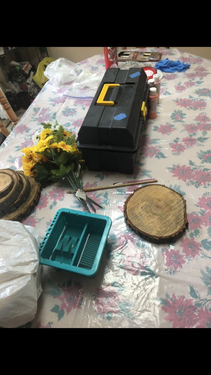 Christi90062081's tweet photo. Teaching my Nan some Fall Crafts to keep busy during quarantine! #LetsTeachAdults #FallPumpkin #PaintingTechniques @YEPeducation https://t.co/mAWZXF0atG