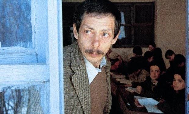 "Hoca! Benim kardeş hasta, diyor.
Nesi var? diyorum.
Ateşi var çok, diyor. Ölecek!
İlaç vereyim mi? diyorum.
Hayır portakal ver, diyor.
Ama portakal yememiştir hiç."

Hakkari'de Bir Mevsim - Ferit Edgü