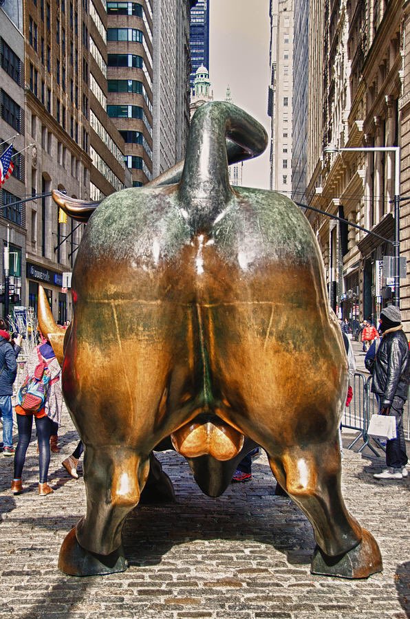 Почему яйца висят. Бык на Уолл-стрит в Нью-Йорке. Статуя быка в Нью-Йорке. Золотой бык на Уолл стрит. Яйца быка на Уолл стрит.