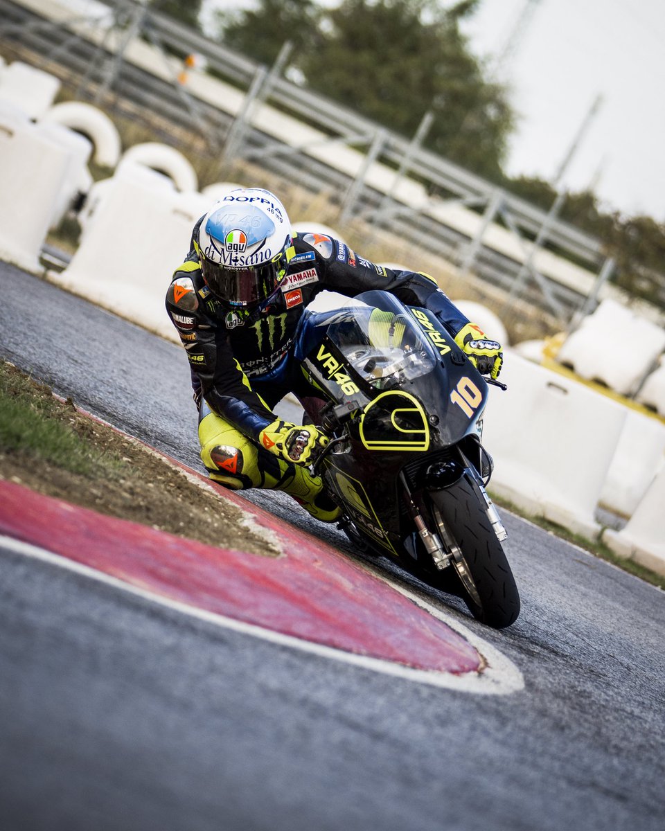 ValeYellow46's tweet image. Non ricordo mai se bisogna prendere per Ancona o per Bologna 🤔
Allenamento al JEEPERS KART con la @VRRidersAcademy 
📸 @camilss