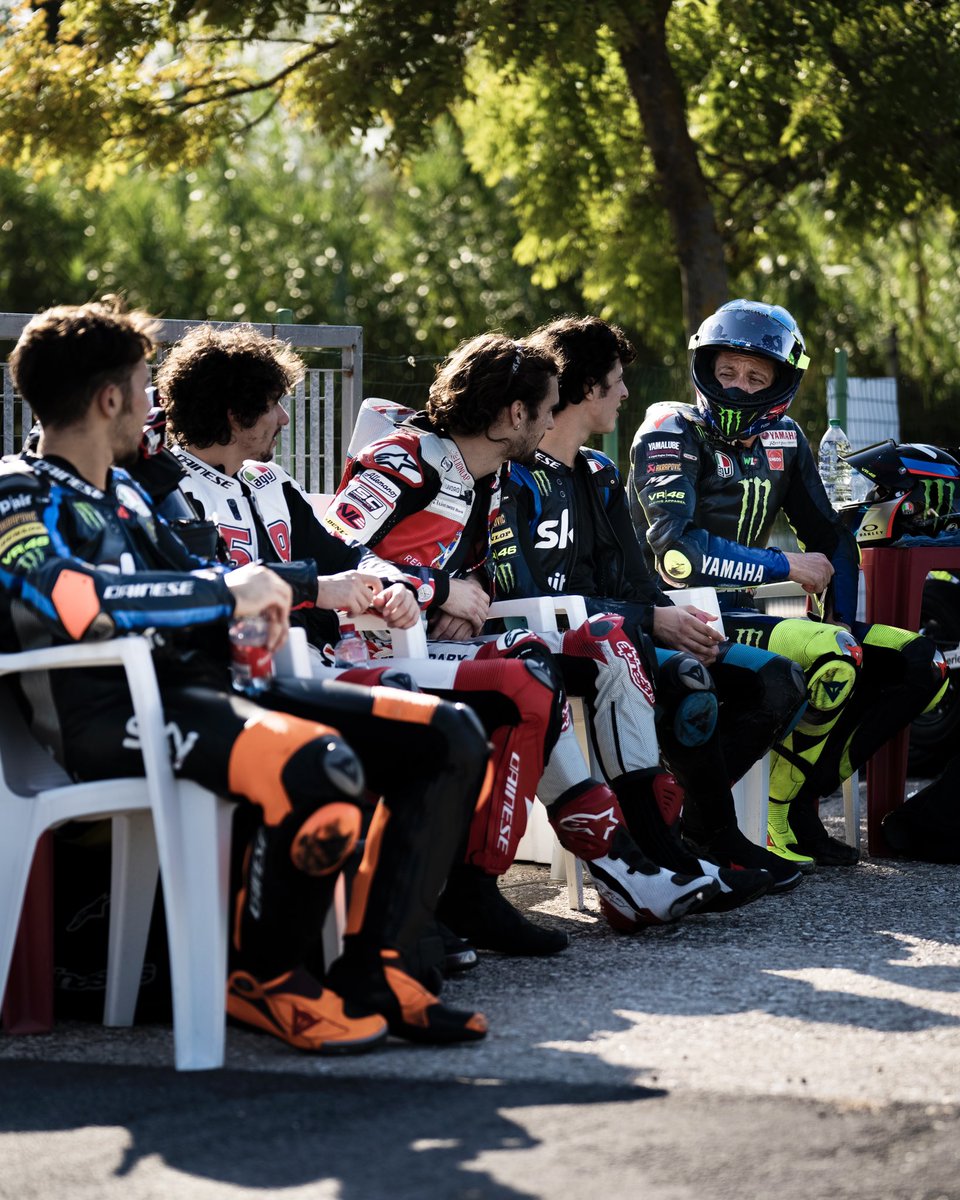 ValeYellow46's tweet image. Non ricordo mai se bisogna prendere per Ancona o per Bologna 🤔
Allenamento al JEEPERS KART con la @VRRidersAcademy 
📸 @camilss