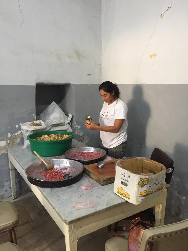 SOSCdOrient's tweet photo. 🇱🇧 #Liban - Les #volontaires ont aidé les moines en décortiquant les grenades, fruits du jardin du monastère de #Mayfouk, pour en faire du sirop.
Soutenez nos actions auprès des #chrétiensdOrient : 👉 https://t.co/nttoJiEh1d https://t.co/t15K44Tip4