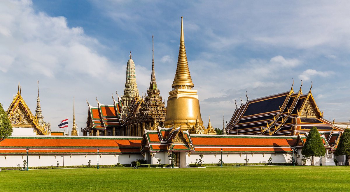 int_trad_arch's tweet photo. Wat Phra Kaew (Thai: วัดพระแก้ว, Eng: Temple of the Emerald Buddha), known officially as Wat Phra Si Rattana Satsadaram, is considered the most sacred Buddhist Temple in Thailand, and is located in the historical of centre of Bangkok. It contains the Emerald Buddha, venerated as- https://t.co/RJLVMKNsLk