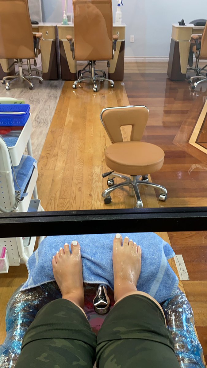 MaryYoonWX's tweet image. How I’m staying ‘cool’ #freeAC #pedicuretime