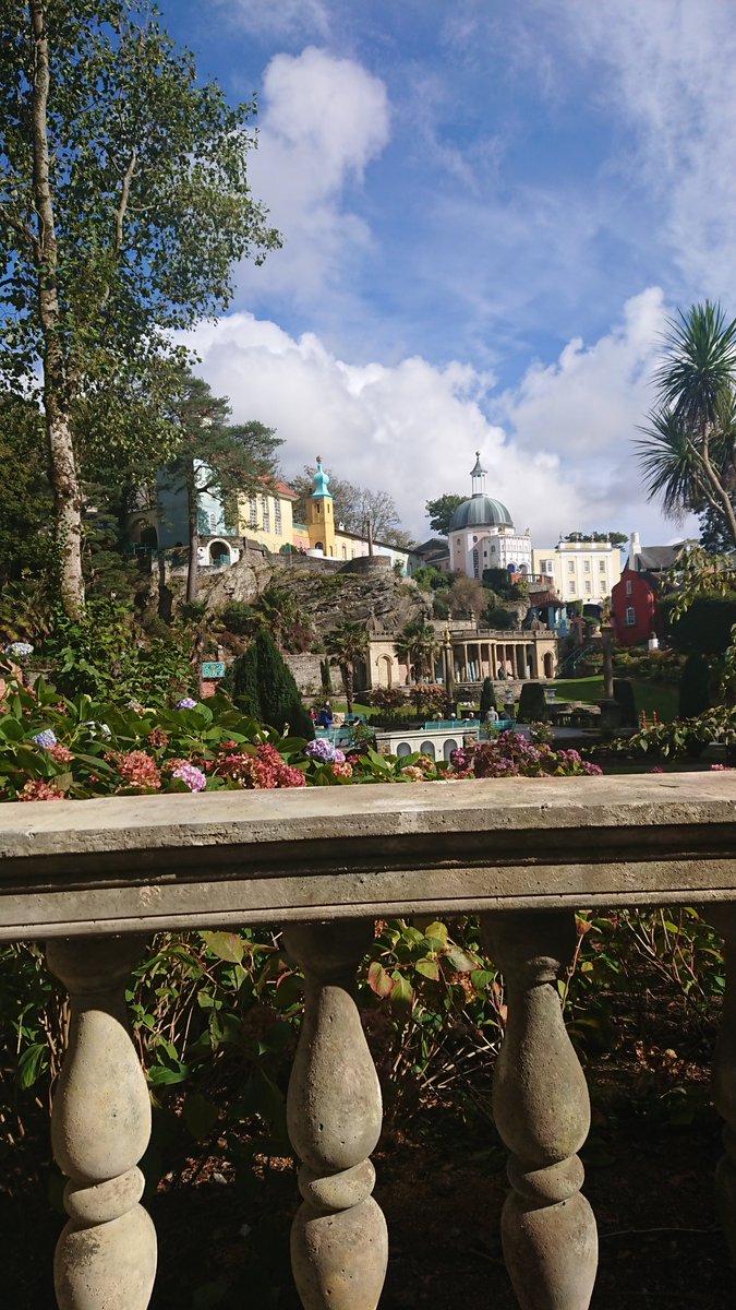 2emptynesters's tweet photo. Treated ourselves to a fab lunch at #CastellDeudraeth today before a meander round sunny @Portmeirion. Great day :) https://t.co/geZsJHAOQV