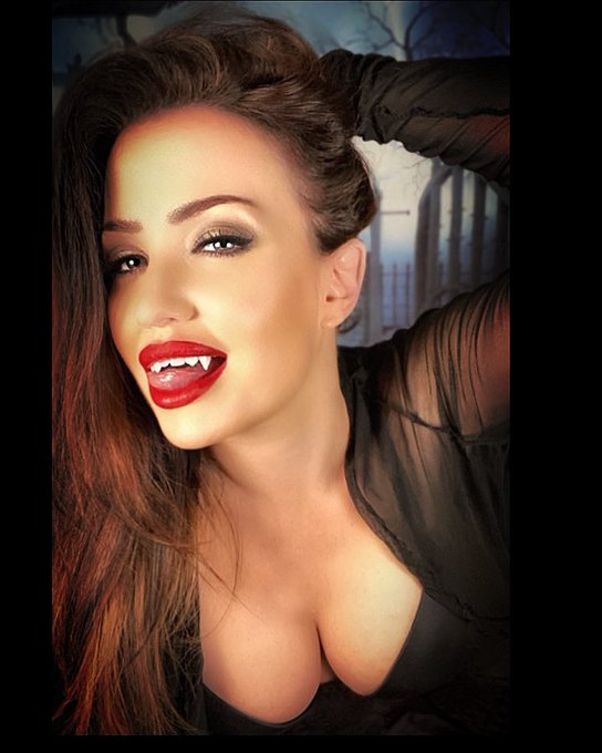 It&rsquo;s not the size of your fangs...it&rsquo;s how you BITE💋🧛&zwj;♀️ Happy October! https://t.co/9QYahdcDVC