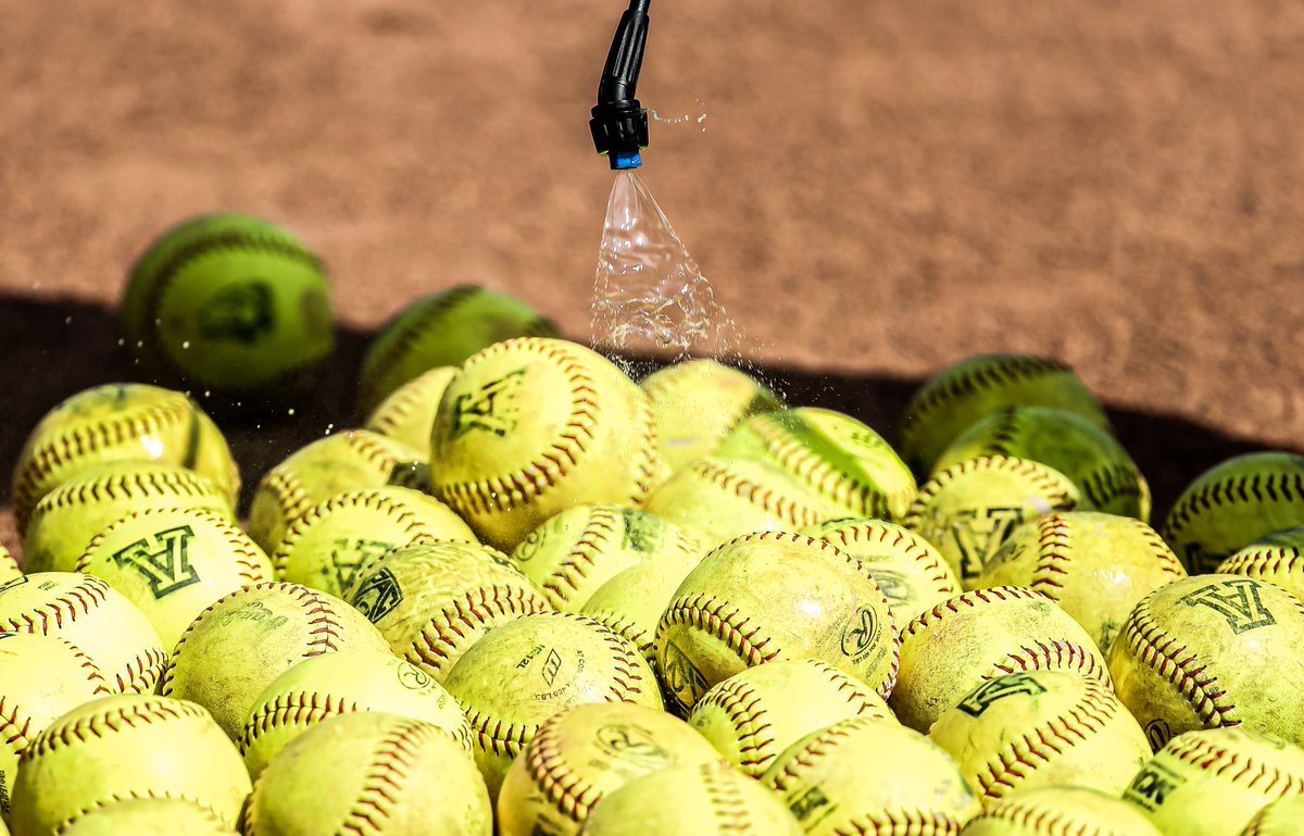 ArizonaSoftball's tweet image. Masks: ON
Disinfectant: APPLIED

Practice may look different, but the goal remains the same. 🐻⬇️