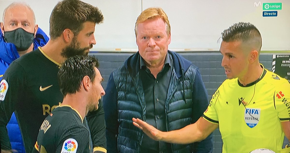 Rogermartismo's tweet image. La imagen de Koeman mirando a la nada podría ser perfectamente el principio de una película.

“Si, ese soy yo, probablemente os estéis preguntando cómo he llegado aquí. Esta es mi historia...”