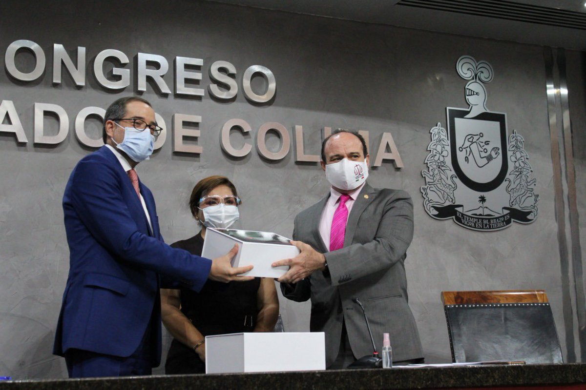 LupeBenavidesF's tweet photo. Felicito a mi amigo @nachoperaltacol con motivo de su cumpleaños y por la entrega de su 5to informe de gobierno a las Diputadas y Diputados locales en el @congresocolima. 

1/2. https://t.co/ECwFsreEGD