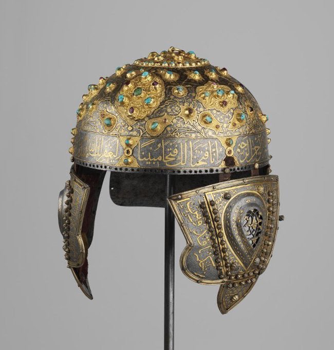 خوذة عثمانية مذهّبة ومرصعة بالفيروز والياقوت من عام 1500م. موجودة في متحف الكرملين.