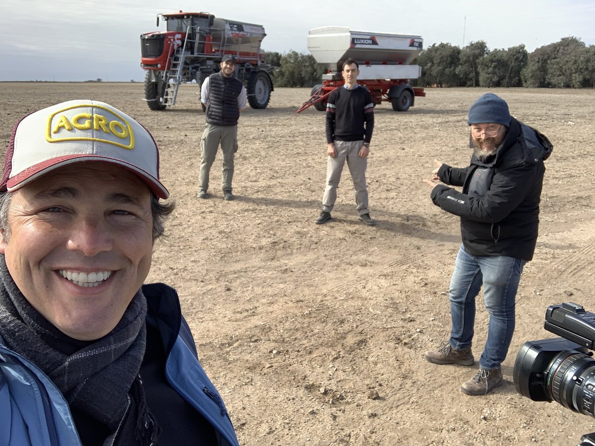 agrotvcomar's tweet photo. #mioficinahoy junto a jóvenes agrónomos que producen pensando en el ambiente y las personas con modernos equipos. Acá una moderna Fertec serie 6 y la Luxion asistiendo de manera autónoma. Gracias Facundo y Fernando! @fertec_agro https://t.co/3agsXpgs2F