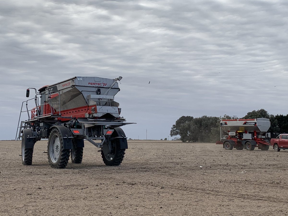 agrotvcomar's tweet photo. #mioficinahoy junto a jóvenes agrónomos que producen pensando en el ambiente y las personas con modernos equipos. Acá una moderna Fertec serie 6 y la Luxion asistiendo de manera autónoma. Gracias Facundo y Fernando! @fertec_agro https://t.co/3agsXpgs2F