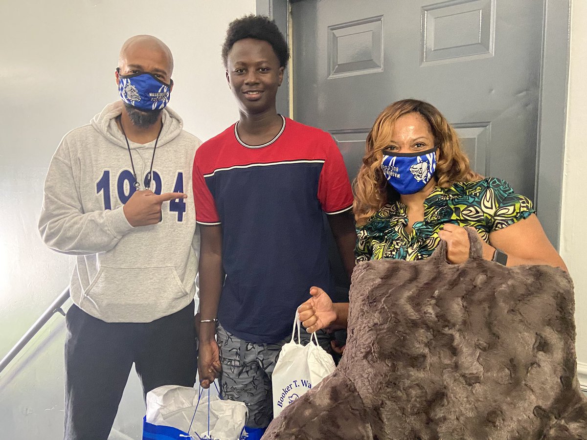 dracyoung_says's tweet photo. Guess who had a home visit surprise convoy today???? @robclark004 had the idea to do a virtual learning space makeover raffle for our perfect attendance students. One winner each grade level⭐️. Students were given all the tools to make a fly home learning space! @APSWashington https://t.co/jIyivywGnN