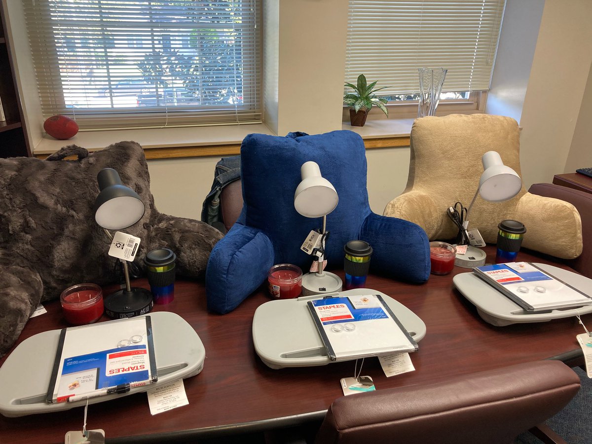 dracyoung_says's tweet photo. Guess who had a home visit surprise convoy today???? @robclark004 had the idea to do a virtual learning space makeover raffle for our perfect attendance students. One winner each grade level⭐️. Students were given all the tools to make a fly home learning space! @APSWashington https://t.co/jIyivywGnN