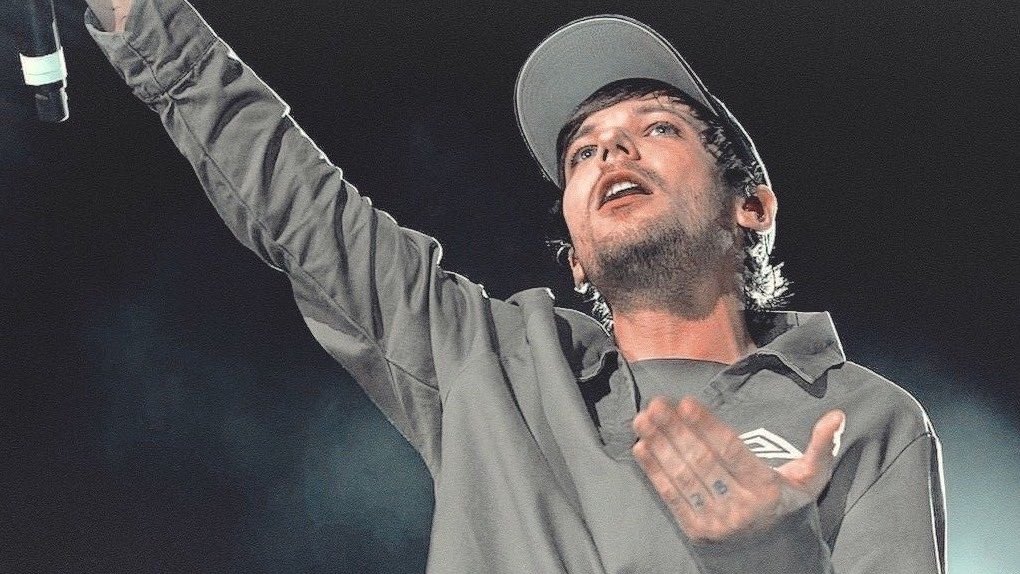 0neAddition's tweet photo. King shit  #ProudOfLouis SO HAPPY FOR HIM OMGG https://t.co/9yIOieAUV3