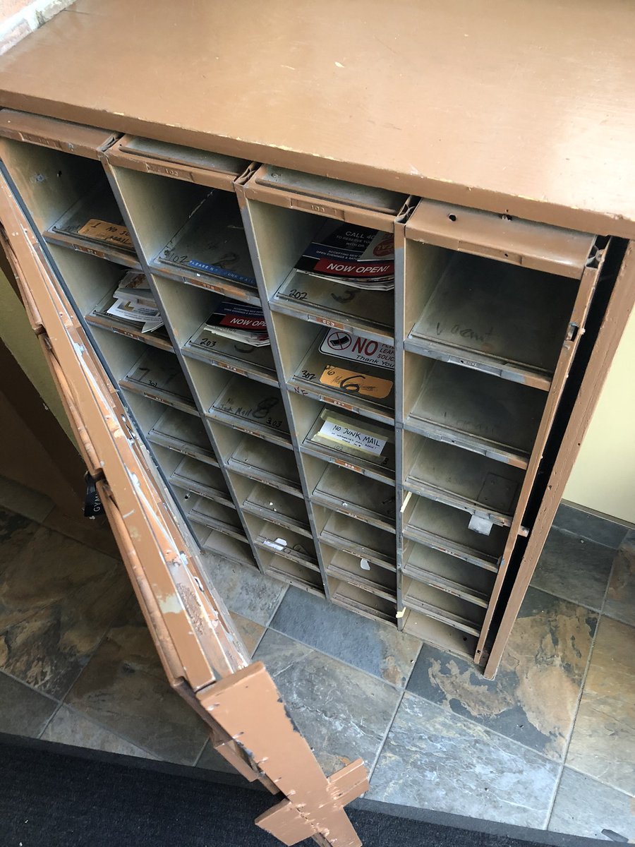 ramirez_edu18's tweet photo. @canadapostcorp @mikesbloggity @Crackmacs is this supposed to be left unlocked and open? https://t.co/4fK3mF4VT7