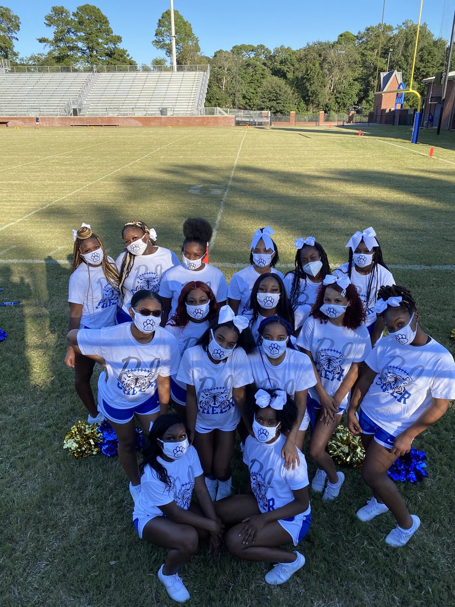 BowsBradwell's tweet photo. Cheer cuties at the JV game #BI tigers https://t.co/C6HLZhtHkO