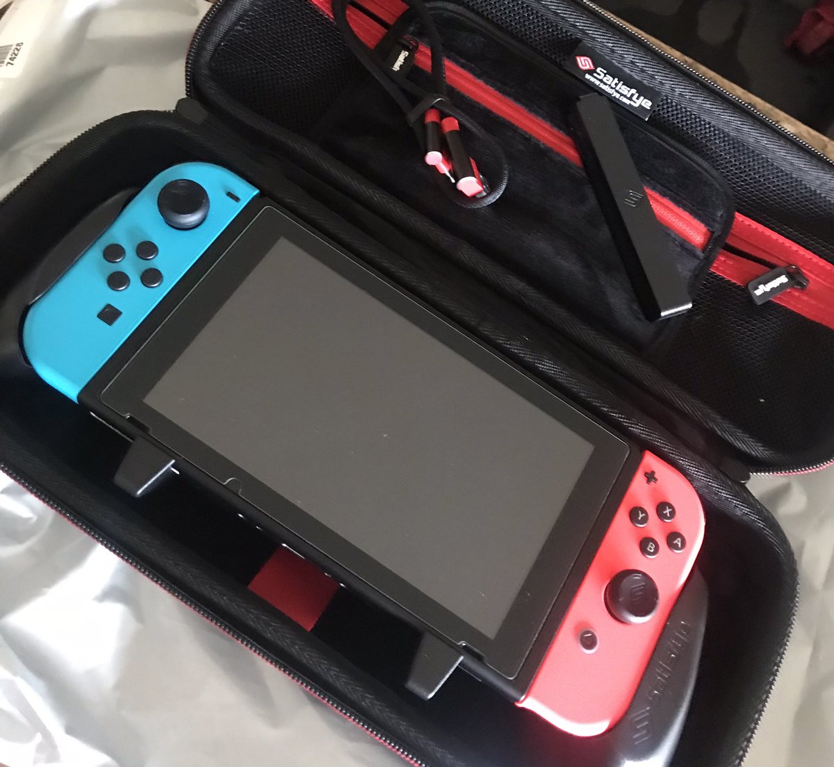 magsieplays's tweet photo. *Squeeeeeaaaaallll*
*heavily breathing whilst opening package*
*holds it up* (simba style)
“IT FINALLY ARRIVED!!!!”
@SatisfyeGaming
#neversecondbest #ZenGripProEliteBundle https://t.co/5SbmnHI9SG