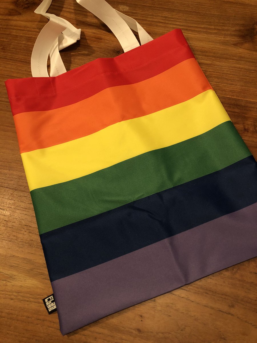 Noardeast-Fryslân is regenbooggemeente! Super! Heel veel dank aan de geweldige groep mensen in de regenboogwerkgroep en de betrokken ambtenaren. En nu begint het pas! Mooie activiteiten staan op stapel. (Dank ook Barbara Wijbenga voor de mooie regenboogtas.)