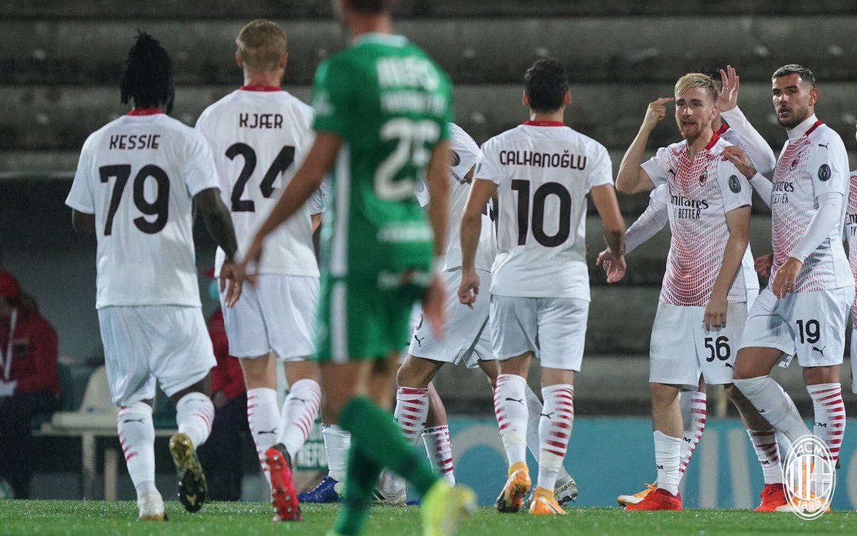 MilanPosts's tweet photo. 🎙️Paolo Condo: "From today humanity is divided into 2 groups: those who watched the penalties of Rio Ave-AC Milan, and those who kept their own sanity intact." 😅 https://t.co/lpS0obNLwk