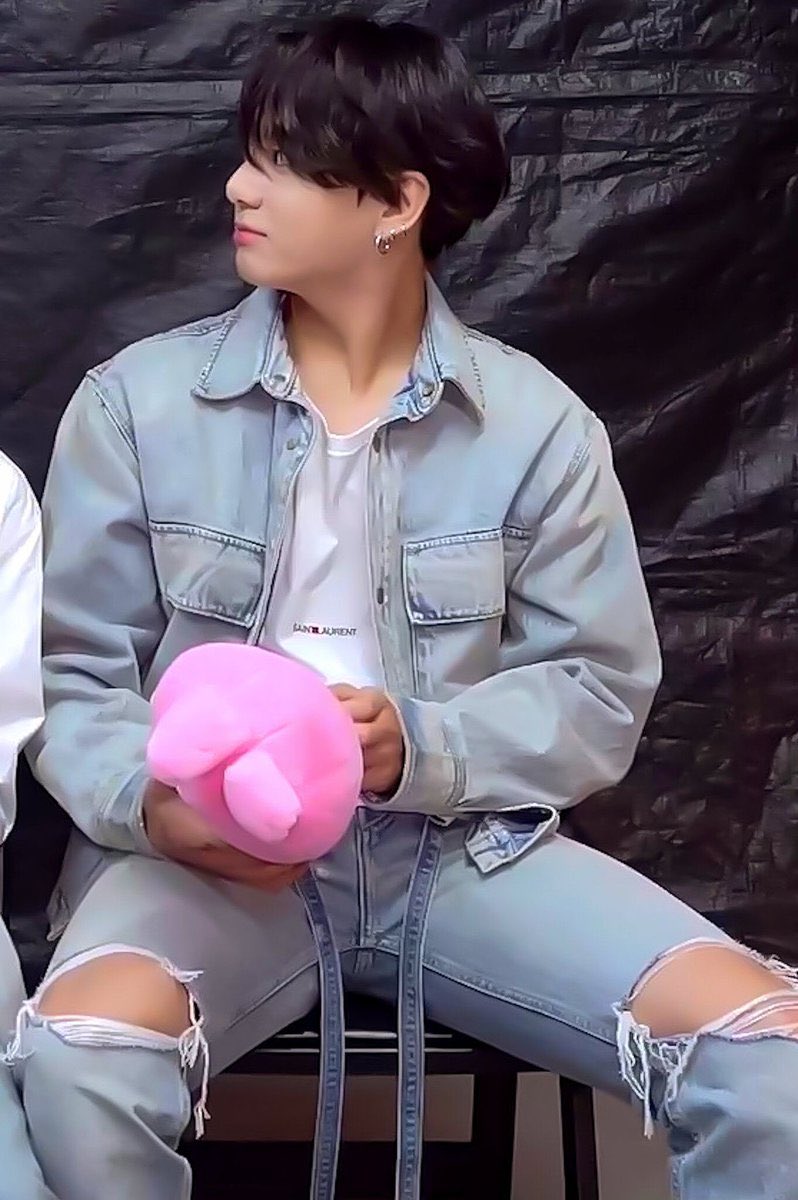 Jeon Jungkook: F#$% it.. It’s 2020, I’m 24 and I’m letting it all hang out; a (trying to look respectfully) thread #JUNGKOOK  #JK  #정국  @BTS_twt