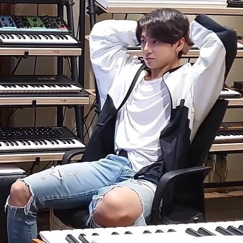 Jeon Jungkook: F#$% it.. It’s 2020, I’m 24 and I’m letting it all hang out; a (trying to look respectfully) thread #JUNGKOOK  #JK  #정국  @BTS_twt