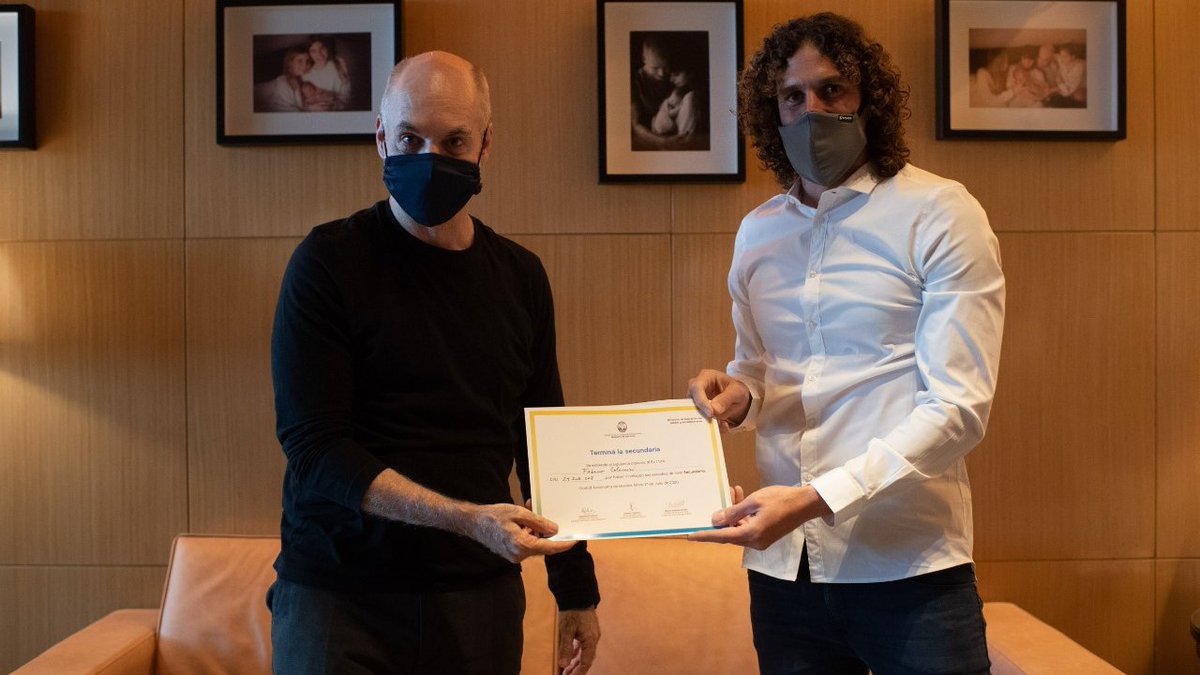 VSportsTM's tweet photo. Fabricio Coloccini terminó la secundaria mediante el programa Adultos 2000 del Ministerio de Educación de la Ciudad. Golazo. 👏👏👏👏👏. https://t.co/KKIpGVjYNG