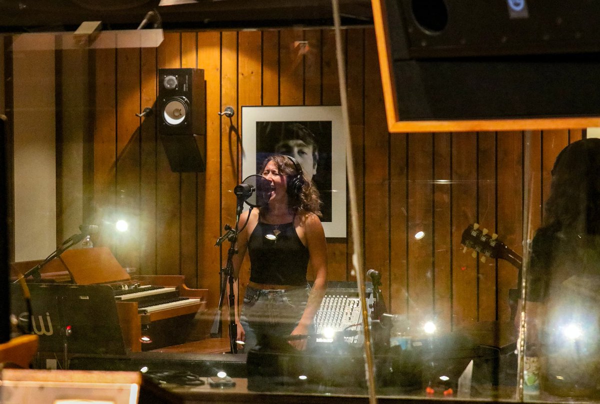 BBArocks's tweet image. #TBT #studioengineering students tracking #TheLoveInBand in @allblackbird. Our program is 💯 hands-on in the legendary #blackbirdstudio. Apply: bit.ly/applyBBA